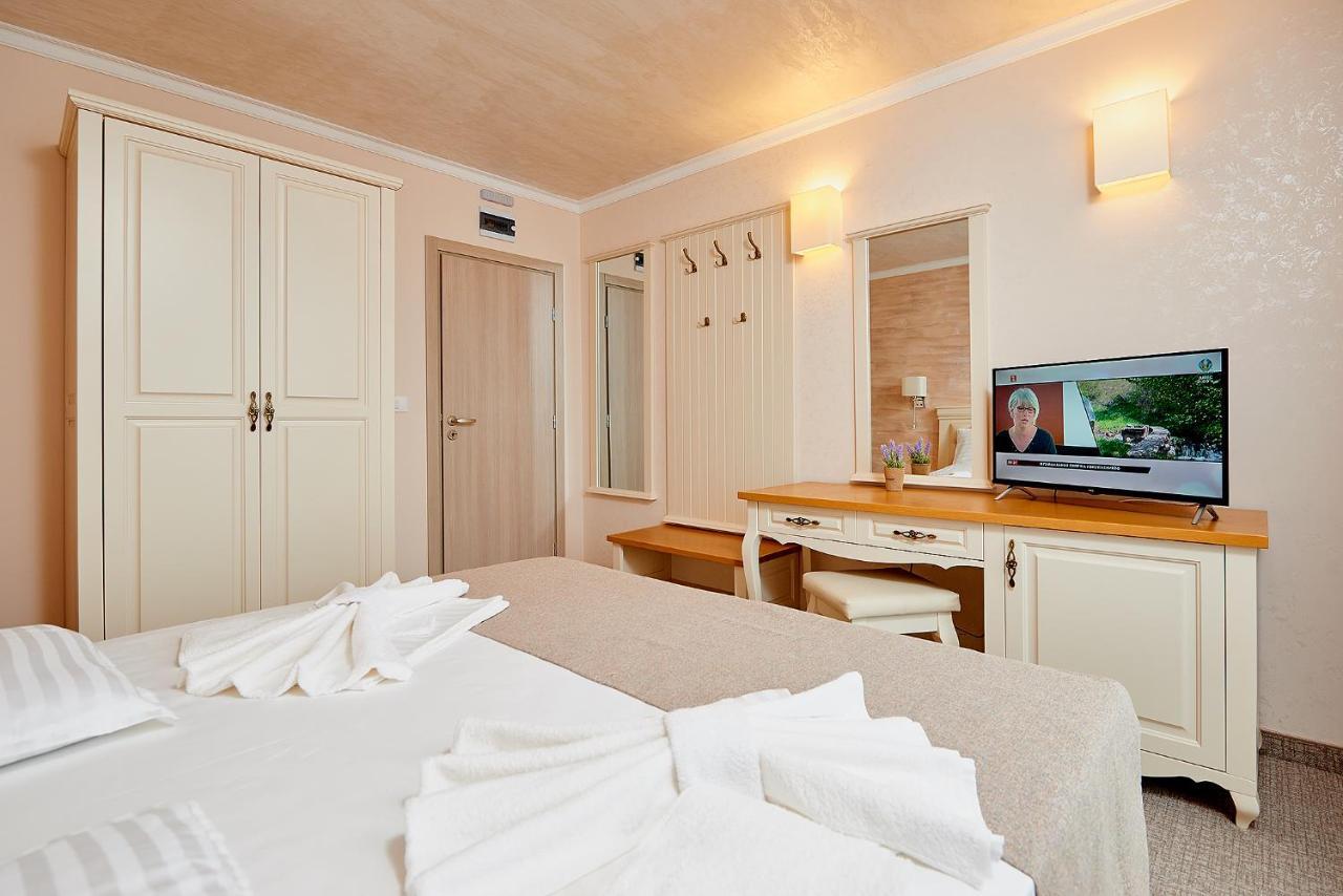 Neptun Hotel Pomorie Bagian luar foto